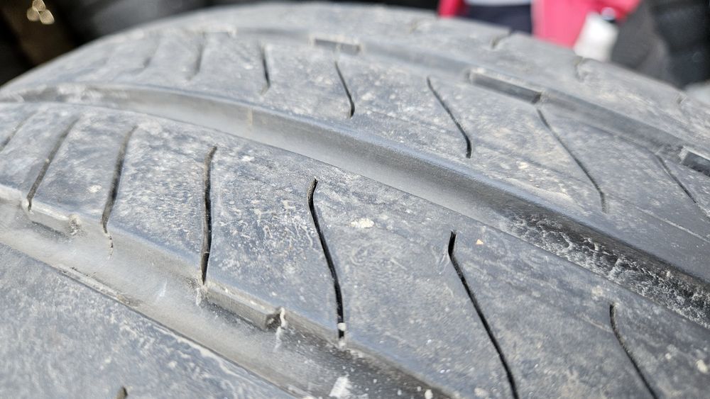4бр гуми 235 65 16С дот 22 континентал continental