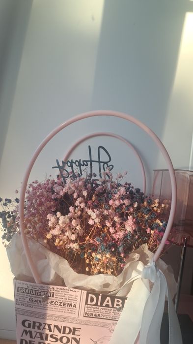 живой букет из гипсофил в корзинке