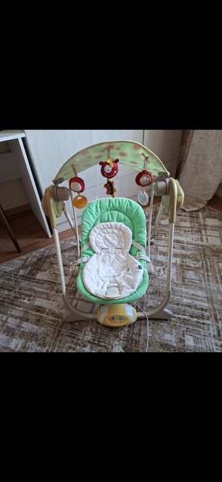 Шезлонг-качеля от бренда Chicco.
