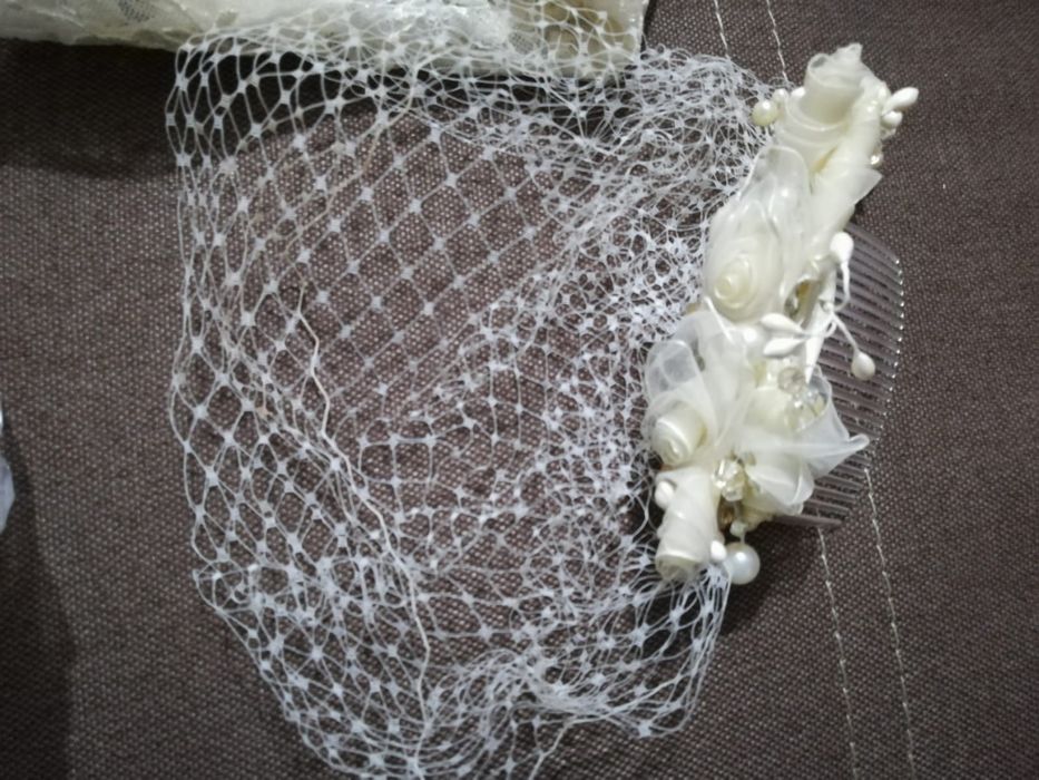 Платье цвета айвори.