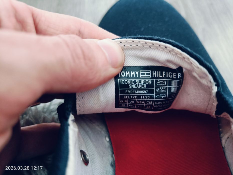 Tommy Hilfiger ICONIC sau Harlow 2D în culoarea bleumarin.  Mărimea 40