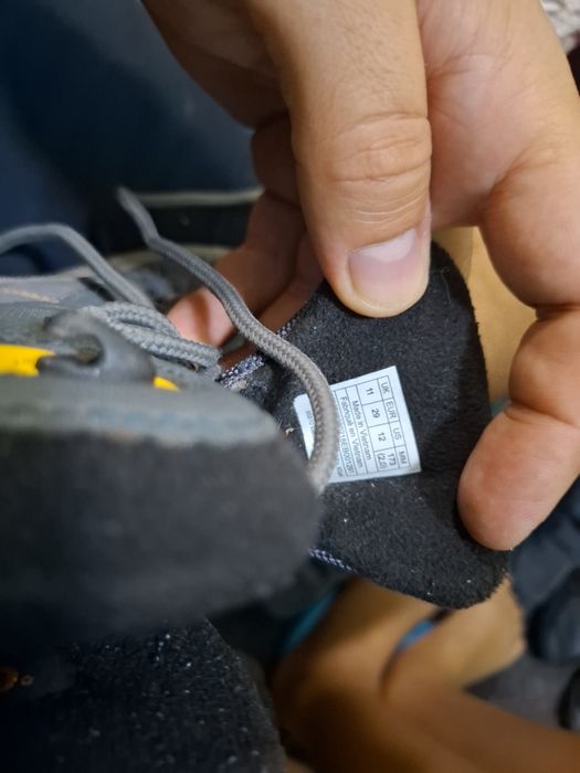 Adidasi baieti 7-8 ani