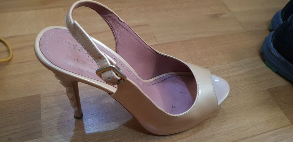 Продам босоножки лаковые