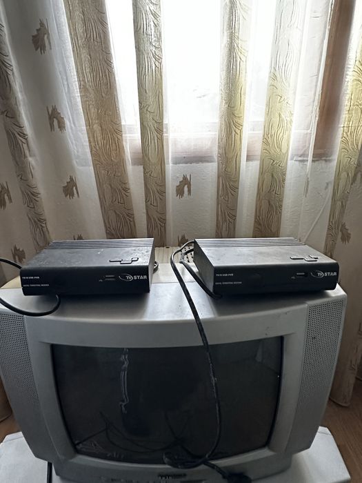 2 CRT телевизора + 2 декодера