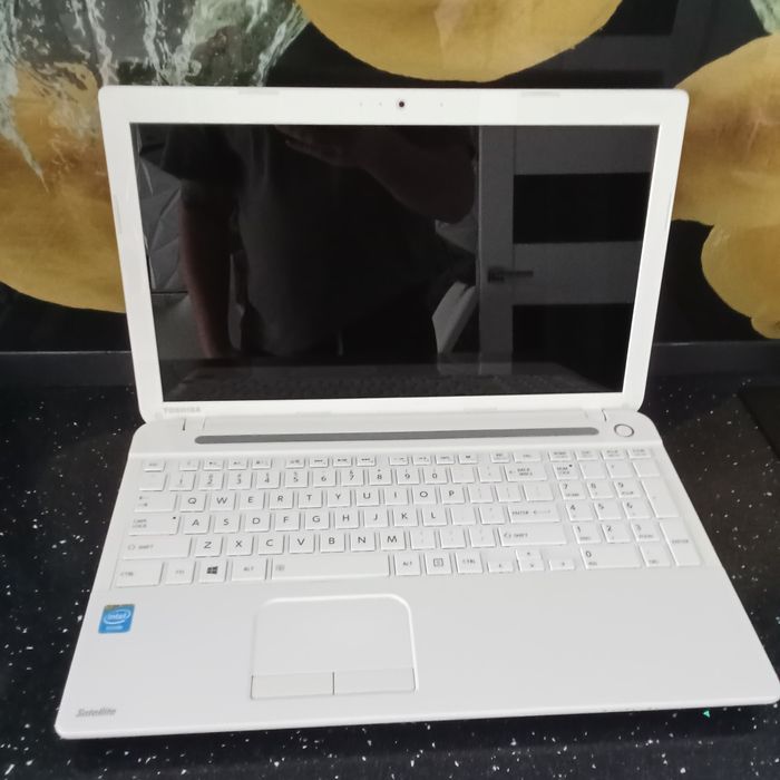 Vând laptop pentru piese