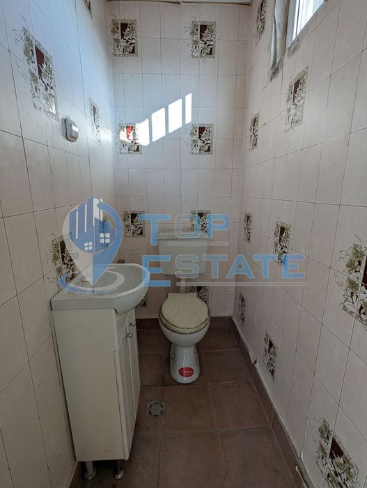 Търговска сграда в центъра на село Самоводене