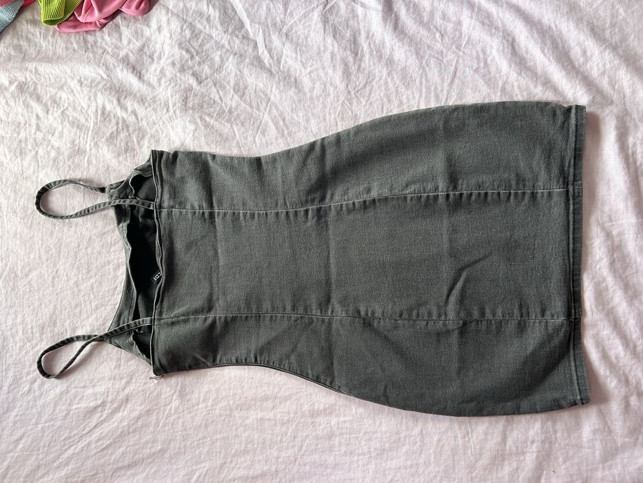 Дънкова рокля в сив цвят.