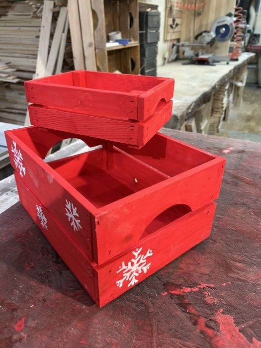 Коледна дървена щайга/ кошница за корпоративни подаръци