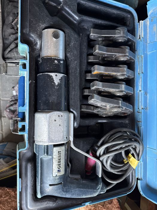 Vind presa de sertizare Geberit   cu bac V12,15,18,22,28 completa la cutie