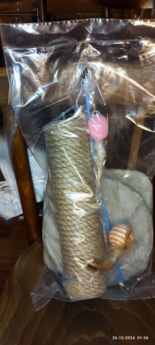 КогтеТочка с игрушкой