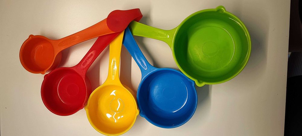 Комплект от 5 пластмасови мерителни чаши, многоцветни