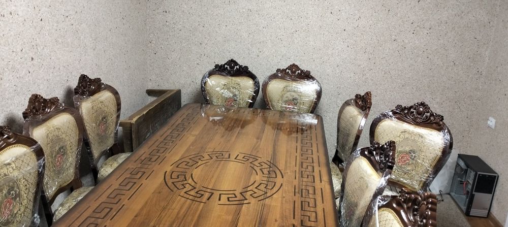 Стол со стульями из ореха на 12 человек.