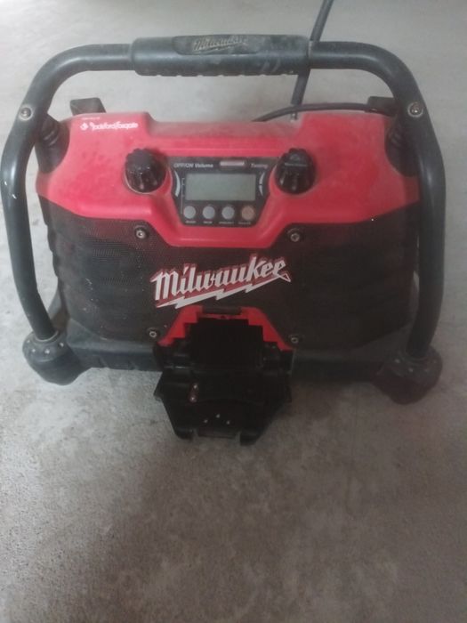 Vând radio  milwokee