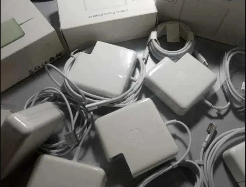 на все к макбуку - зарядка - блок питания