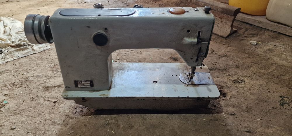 Tikuv mashina ishlaydi