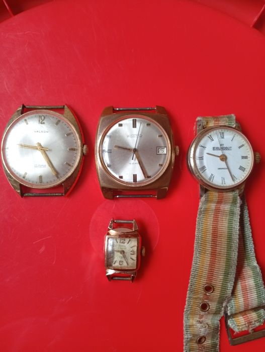 Продавам часовници с жълти рамки