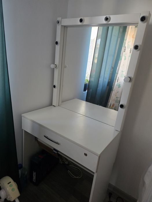 Masa de machiaj in bune conditii