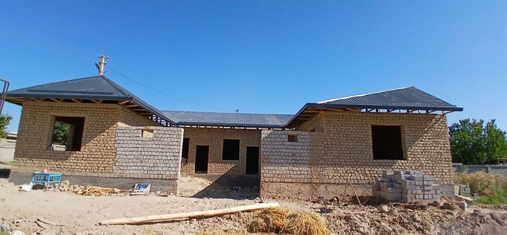 Yengi tashmi postidan 6 km kirganda 2.5 sotu uy sotiladi! Srochnaga!!!