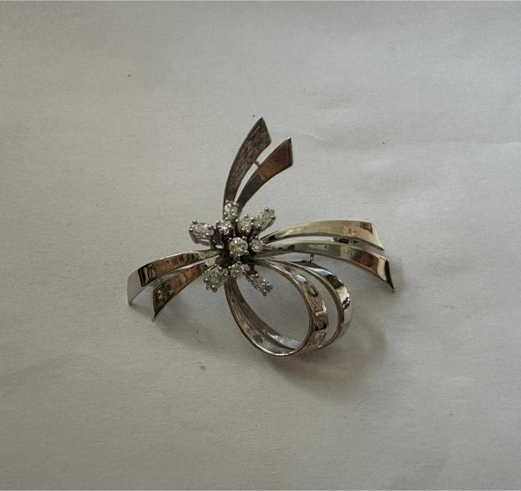 Broșă din aur alb, decorată cu diamante