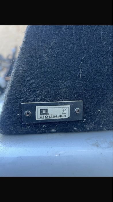 Сабвуфер JBL с усилителем и накопителем.