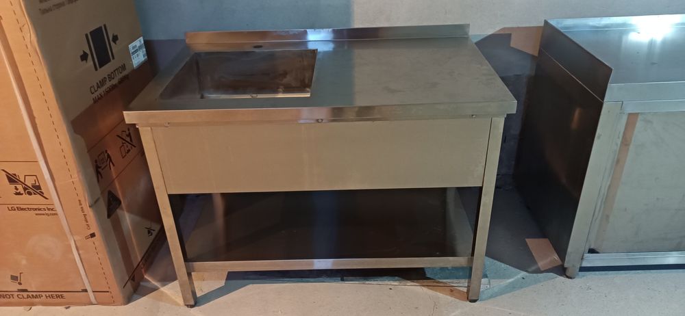 Мойка для кухни сделано из нержавеющей стали