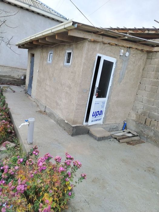 Uy sotiladi tayyor holatda yashab turilgan uy.