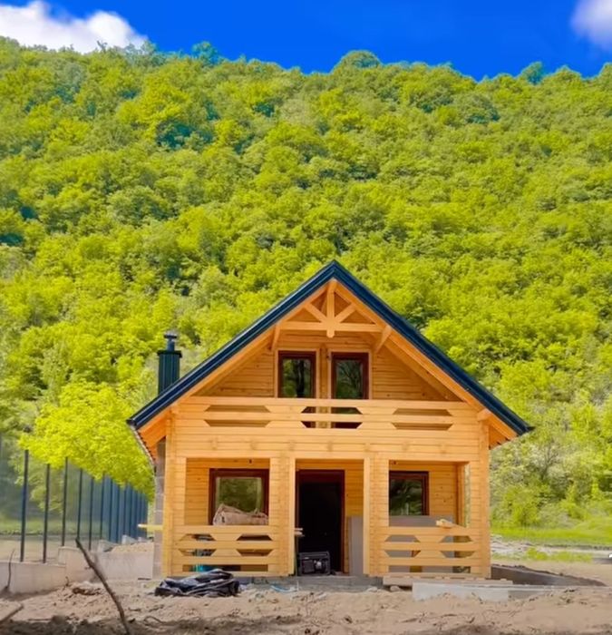 Vând cabană cu acoperiș mansardat, cu o cameră și o baie