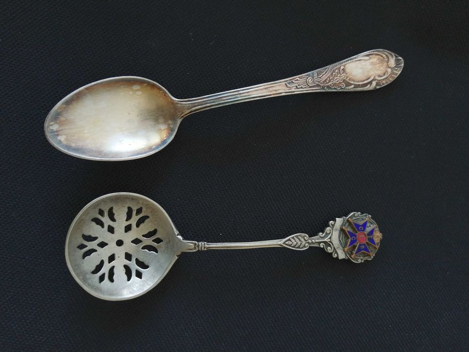 Doua linguri lingurite vintage de colectie una are crucea malteza