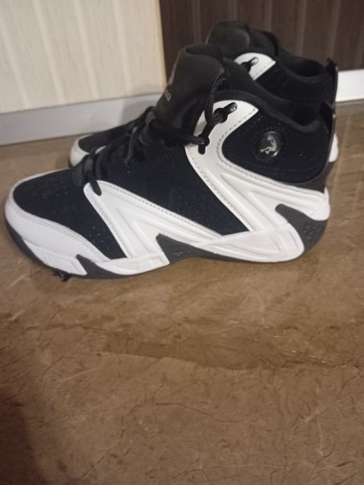 Adidasi de vanzare