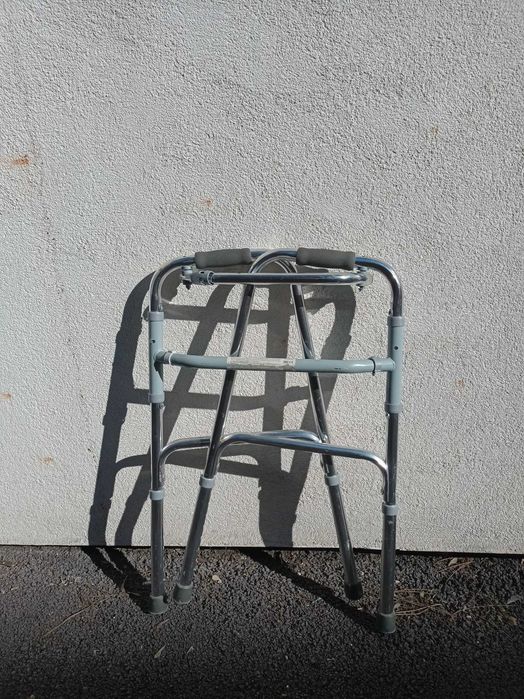 cadru pliabil din aluminiu pentru persoane cu dizabilitati