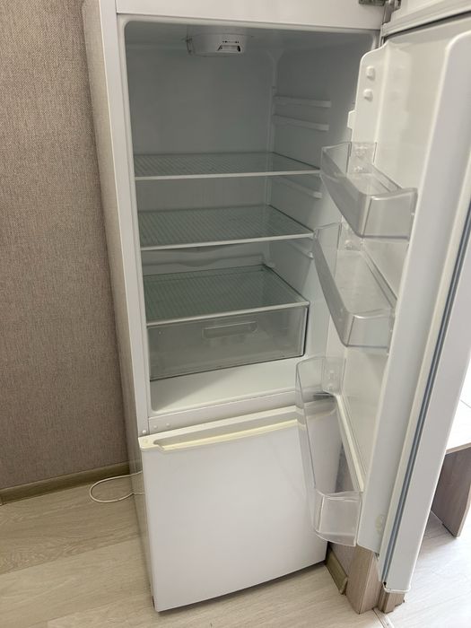 Продам холодильник компактный (НЕ РАБОТАЕТ)