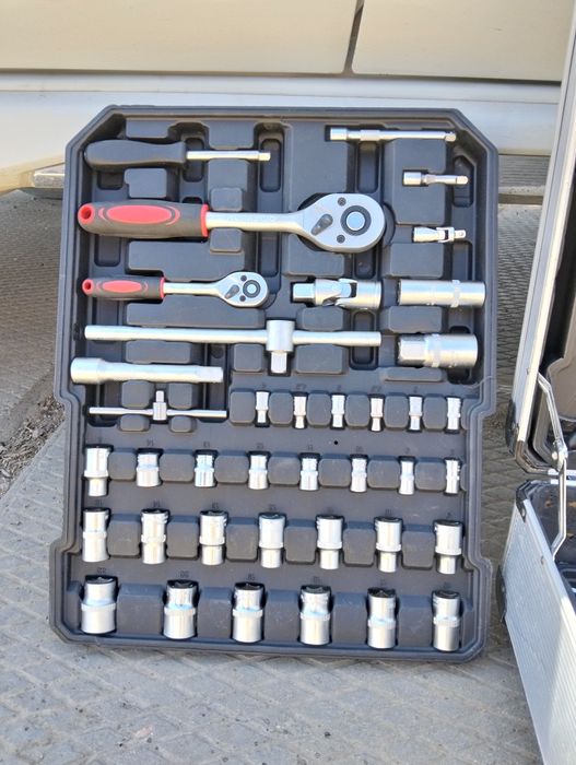 Продам чемодан-набор инструментов