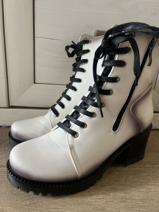 Дамски боти в бяло