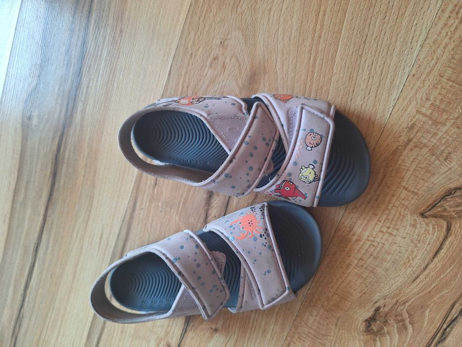 Продавам детски сандали адидас