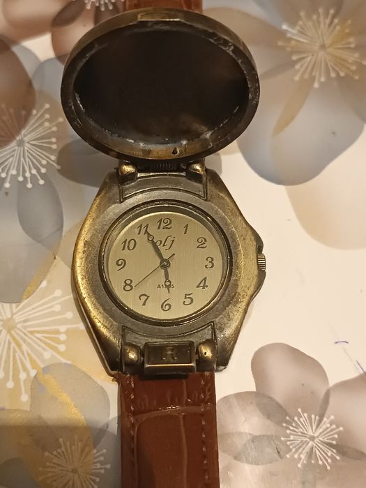 Часы  кварцевые часы