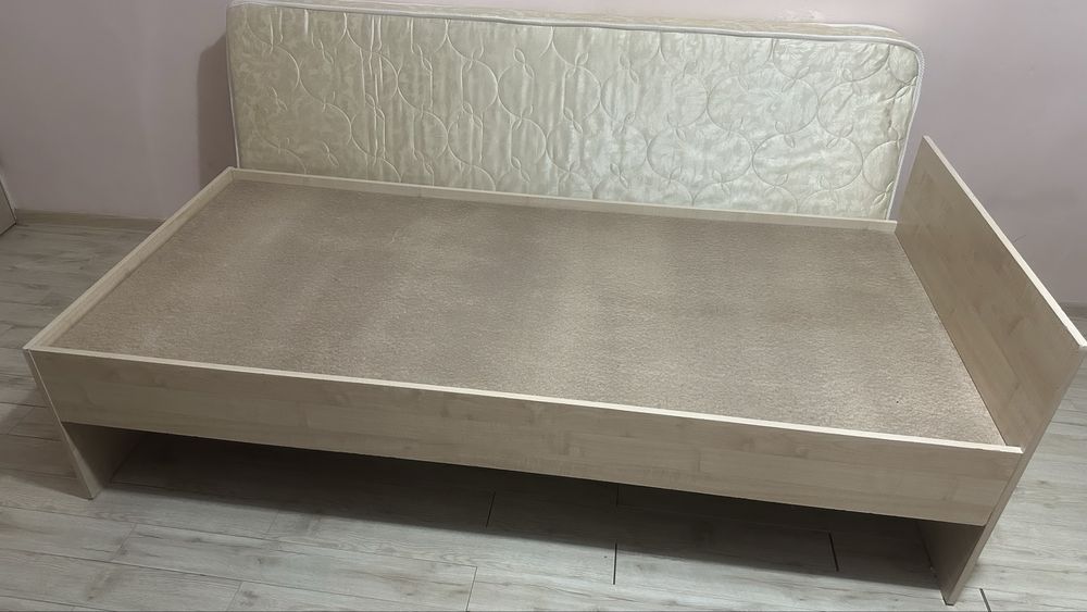 Односпальная кровать с матрасом