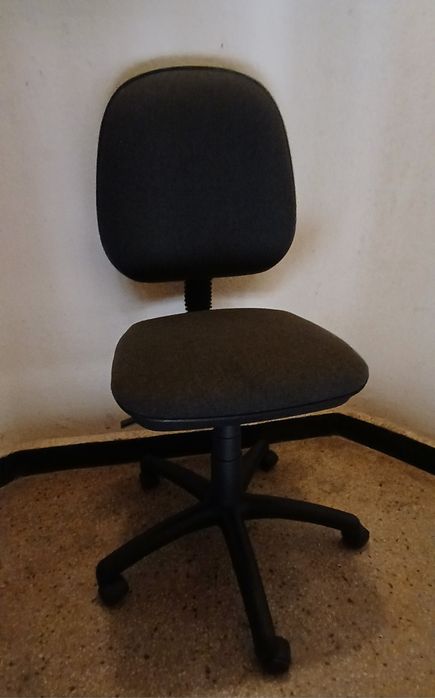 Офис столове за бюро, въртящи се, на колела.