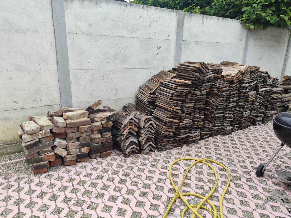 Gratuit circa 400 țigle,coame, cărămida este dată deja