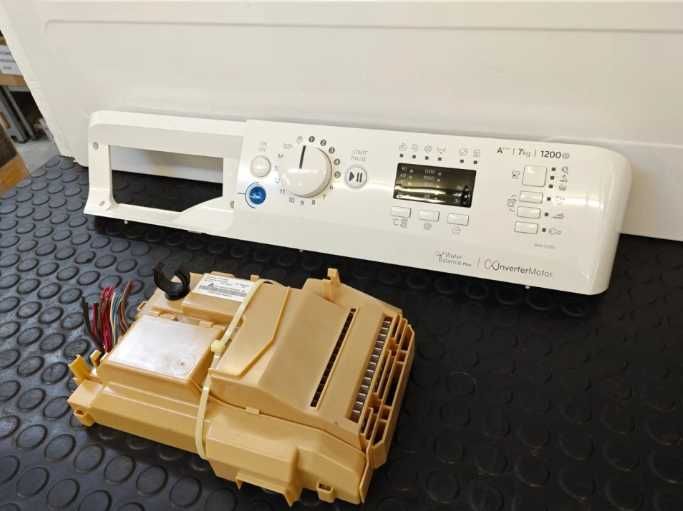 Placa electronica cu bord comanda masina de spalat Indesit INNEX model BWA71283XW / R23