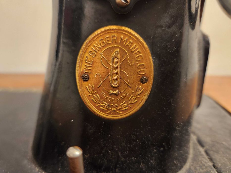 Vând mașina de cusut Singer veche în stare bună de funcționare