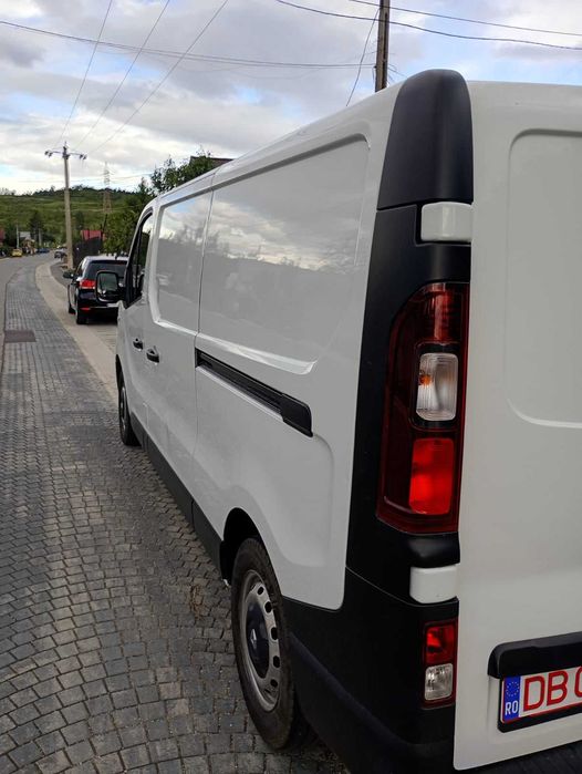 Vând Schimb Renault Trafic 3 an fabricație 2015 model extralung 3m