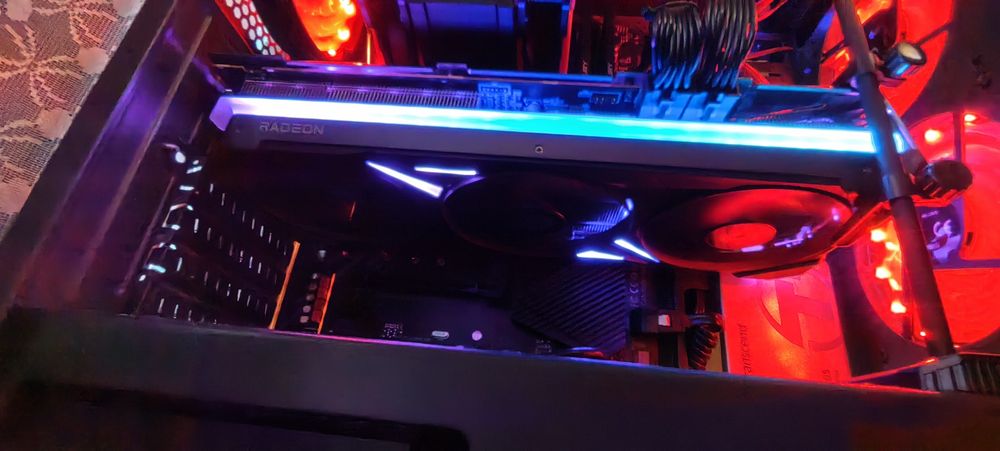 Продавам мощна геймърска конфигурация, подходяща за AAA игри на 1440p/2K Ultra настройки