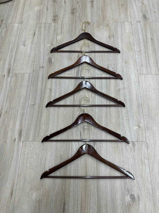 Деревянная вешалка