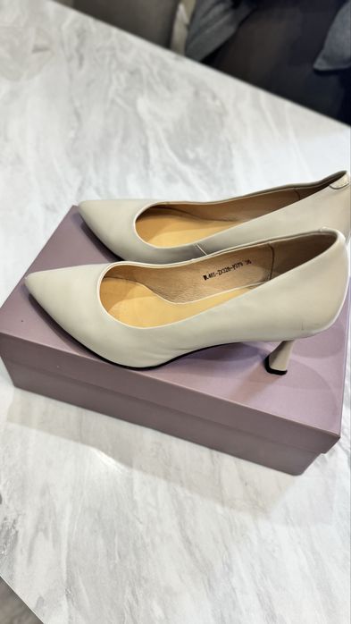 Туфли светлые на удобном каблуке