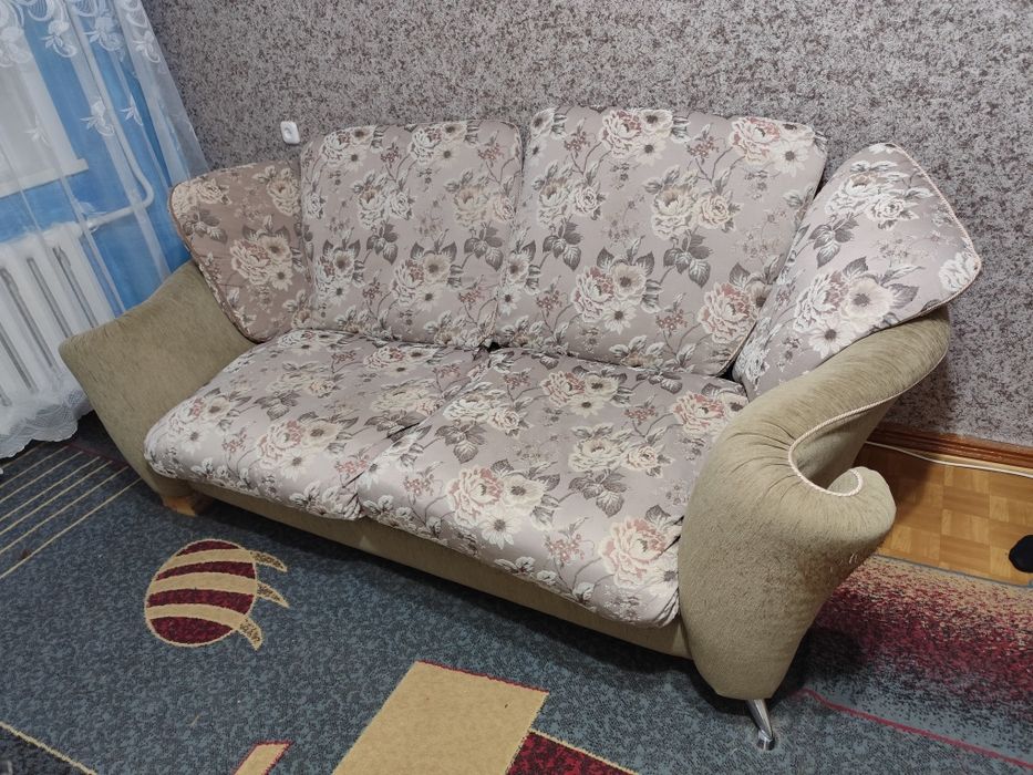 Диван мягкий, есть раскладной механизм