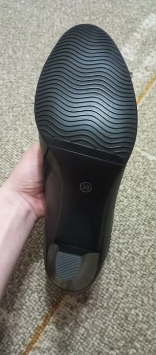 Новые каблуки не разу не носили