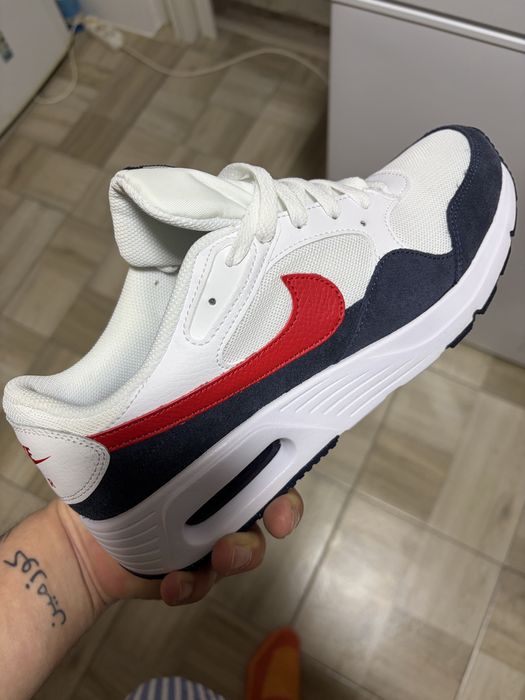 Adidasi nike noi