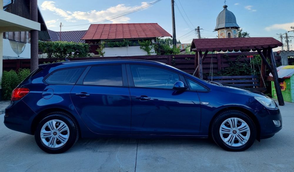 Opel Astra J//2013//SPORTS-TOURER