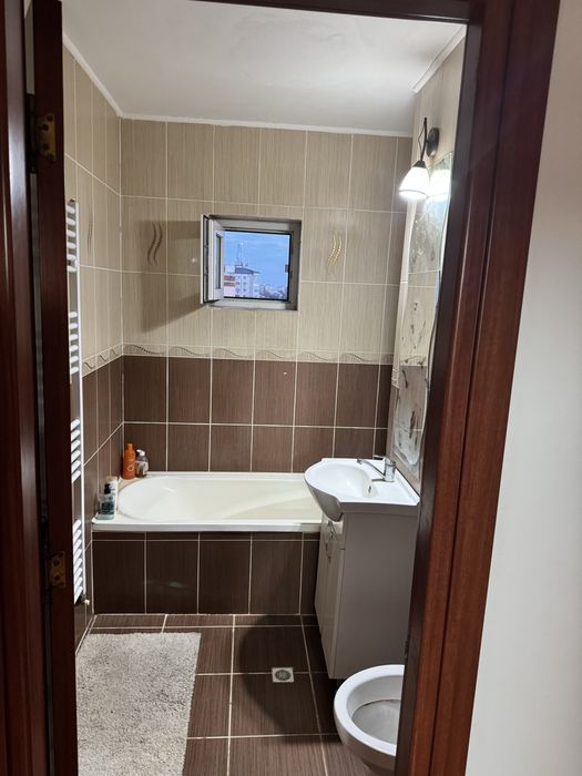 Inchiriez  apartament 3 camere