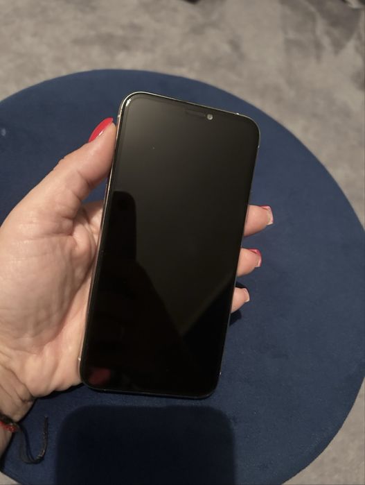 iPhone 11pro бял мат, без никакви забележки. Предлагам  го с два калъфа, чисто нов стъклен протектор  и оригиналната кутия.